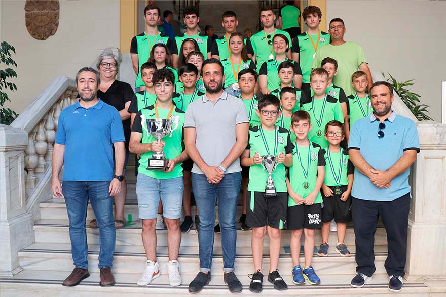 El Ayuntamiento recibe a los equipos Benjamín y Senior del Club de Patinaje Alas de Sagunto