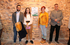El Col·lectiu Dones de Sagunt 8 de Març entrega el premio a la ganadora del concurso de carteles