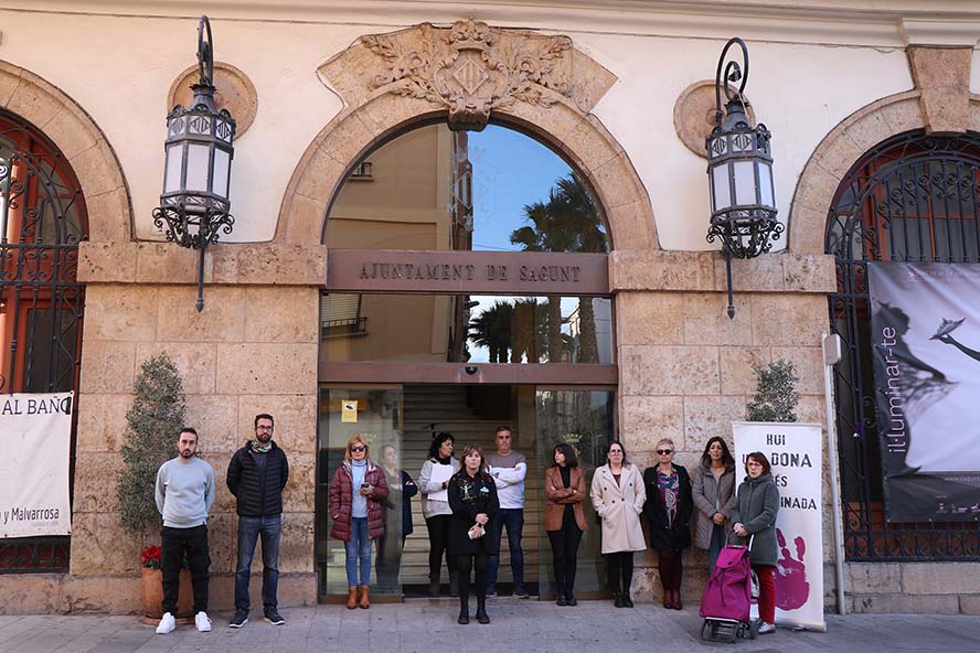 Sagunto guarda un minuto de silencio en señal de condena y repulsa por el presunto asesinato machista en Málaga