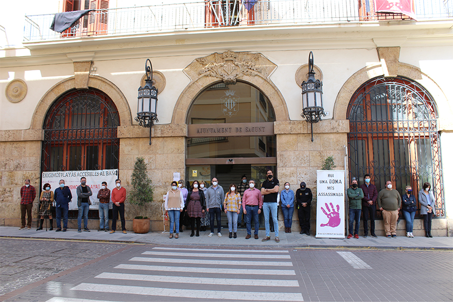 Sagunto guarda un minuto de silencio en señal de condena y repulsa por el presunto asesinato machista perpetrado en Toledo