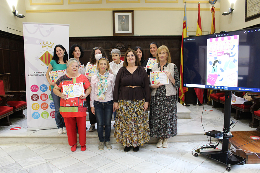 La delegación de Comercio y Mercados y las asociaciones de comerciantes entregan los premios a las ganadoras del sorteo de la campaña Ayudamos al comercio local