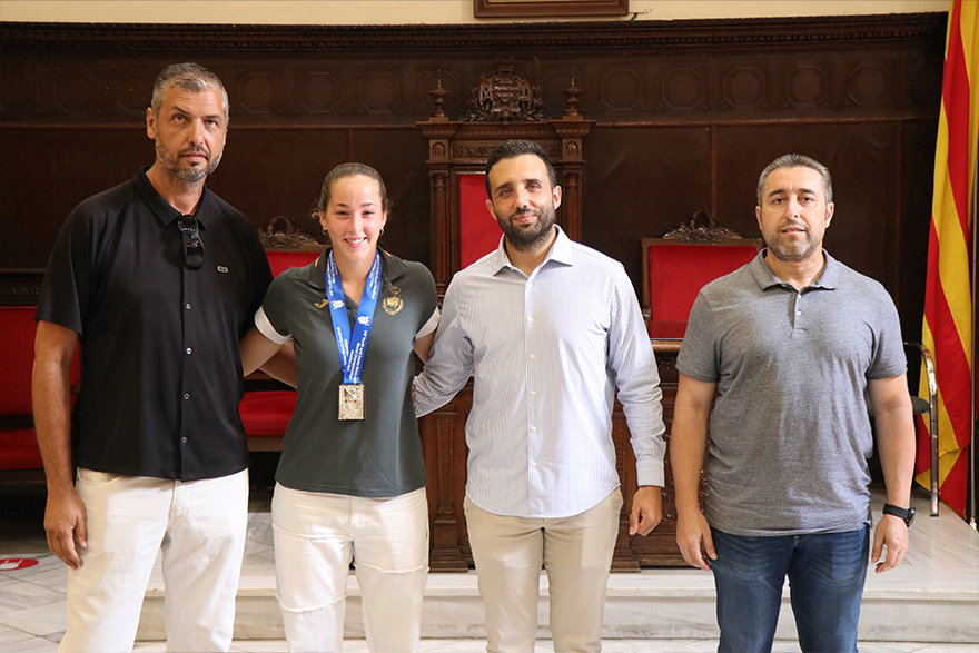 El Ayuntamiento recibe a la deportista Carla Gallego para reconocer sus logros recientes en balonmano