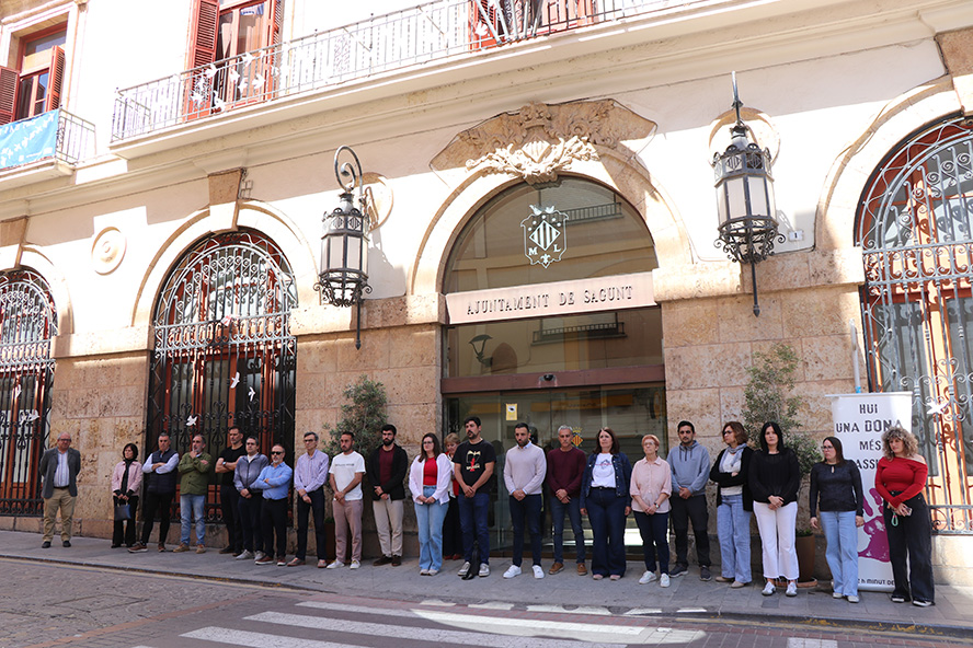 Silenci a les portes dels edificis municipals pel presumpte assassinat masclista perpetrat a Toledo