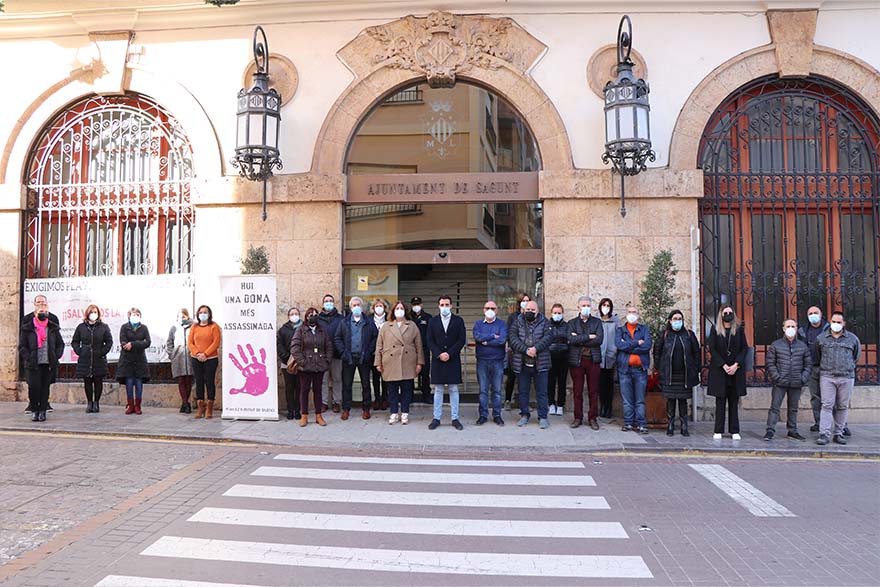 Sagunto guarda un minuto de silencio en señal de condena y repulsa por los presuntos asesinatos machistas de tres mujeres y una menor de once meses