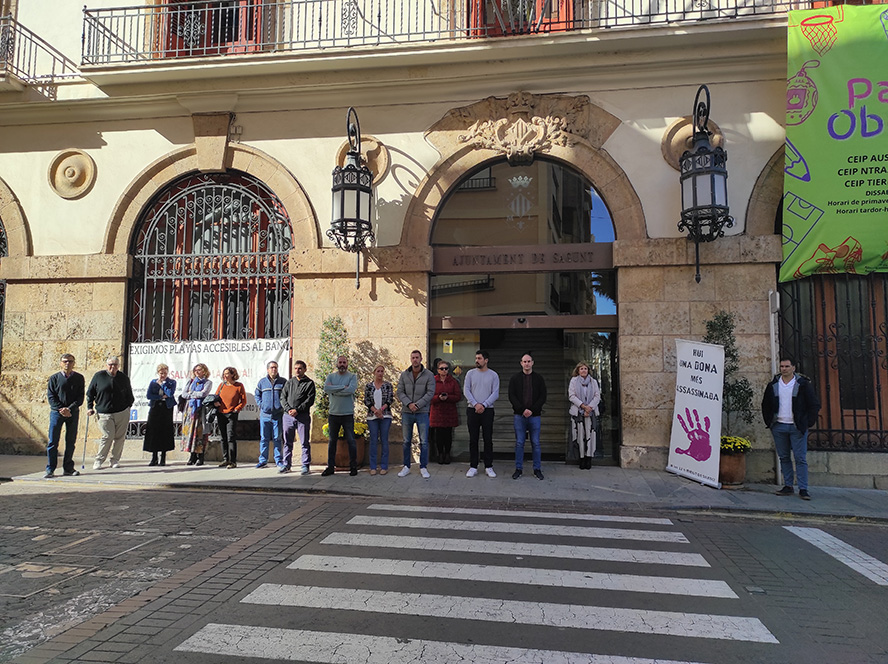 Sagunto guarda un minuto de silencio en señal de condena y repulsa por el presunto asesinato machista en Getafe