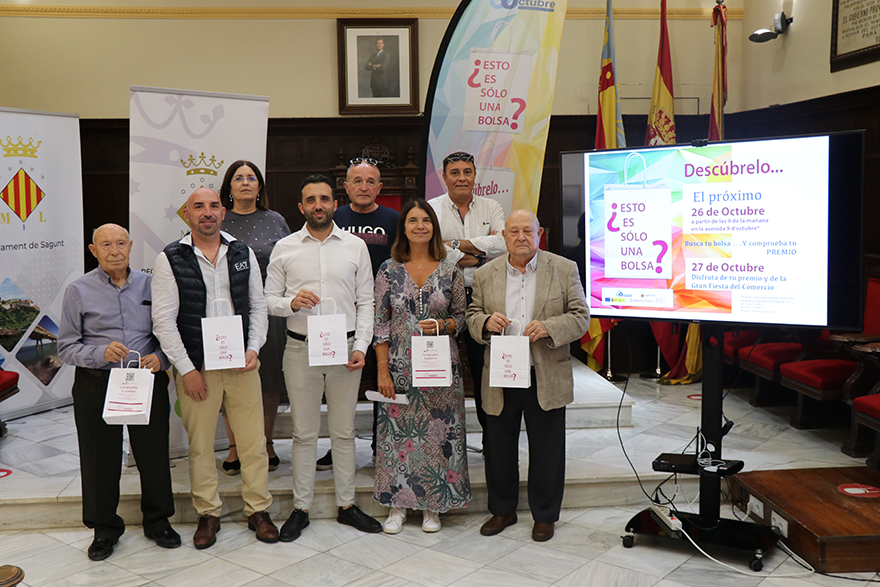 Los árboles de la avenida 9 d'Octubre amanecerán mañana con 2.000 bolsas con regalos para canjear el jueves en los comercios de la zona