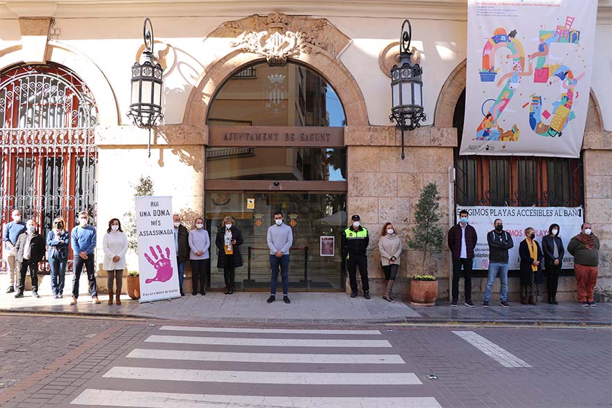  Sagunto guarda un minuto de silencio en señal de condena y repulsa por el presunto asesinato machista perpetrado en San Roque (Cádiz)