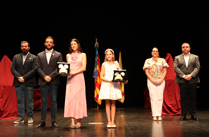 Entrega de les pintes a les Falleres Majors i presentació de les teles de les seues Corts d'Honor per part de l'Ajuntament i Junta Fallera de Sagunt