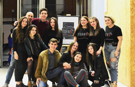 Los alumnos de segundo de bachillerato del IES Clot del Moro representan la obra teatral ‘Tornar’
