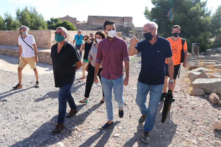 El alcalde de Sagunto visita el Castillo junto a Voluntarios por el Patrimonio para comprobar las labores de limpieza realizadas por la asociación