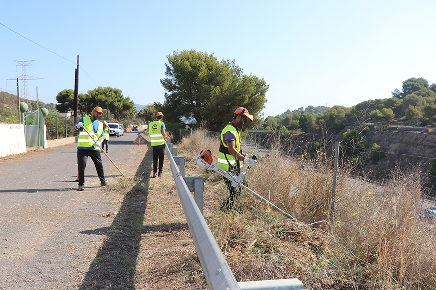 La brigada de limpieza y desbroce del Consell Local Agrari ejecuta labores de mantenimiento forestal