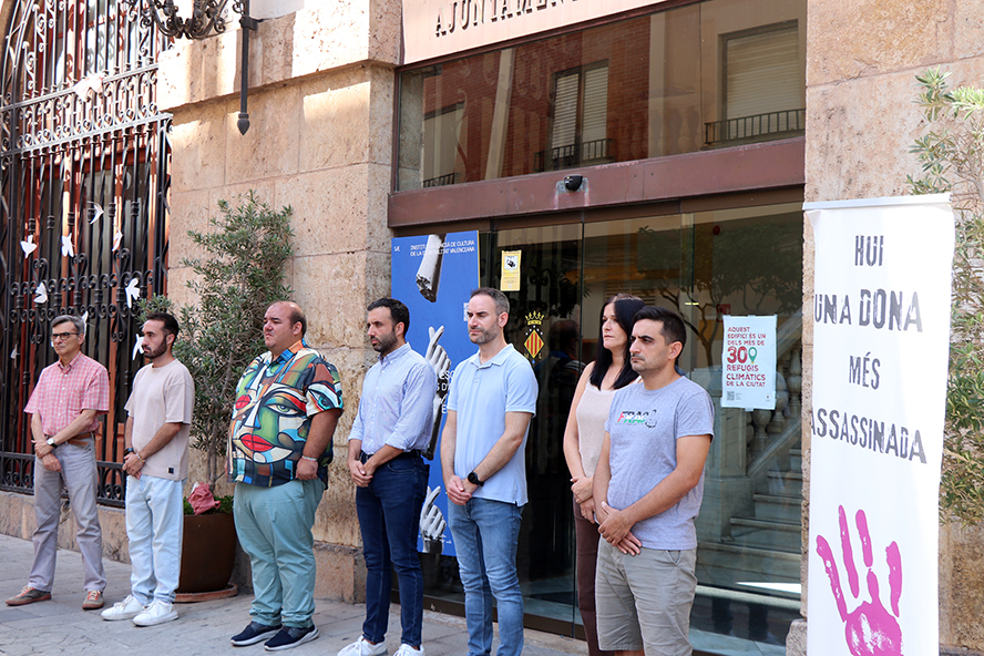 Silenci a les portes dels edificis municipals pels presumptes assassinats masclistes perpetrats a Barcelona i Santander