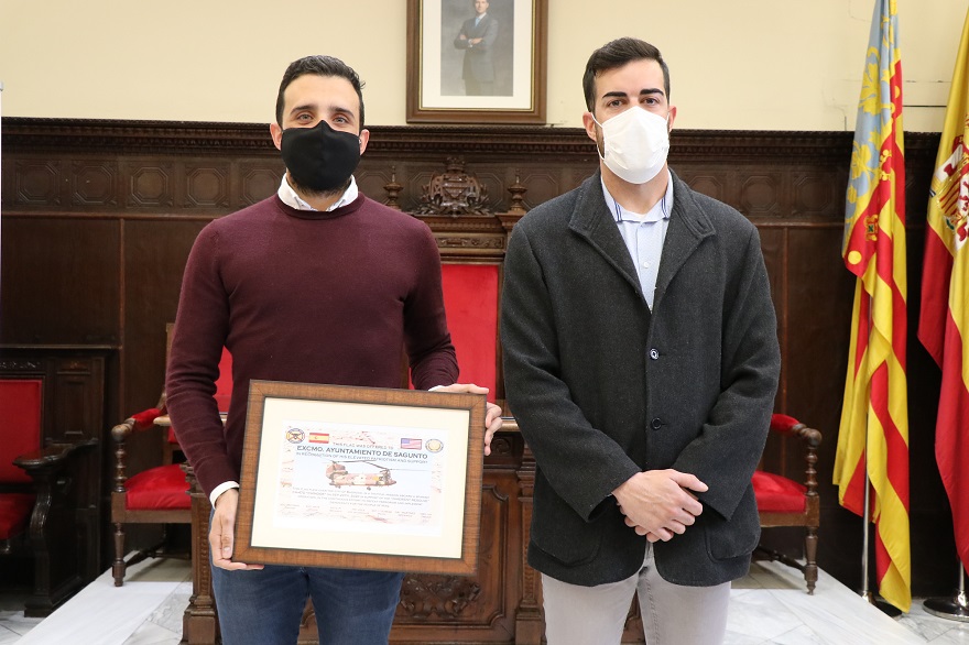 El alcalde de Sagunto recibe al sargento Aston Albiach Pi