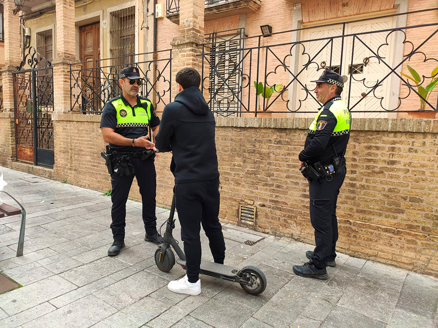 La Policía Local de Sagunto inicia una campaña para el control y la vigilancia del uso de patinetes