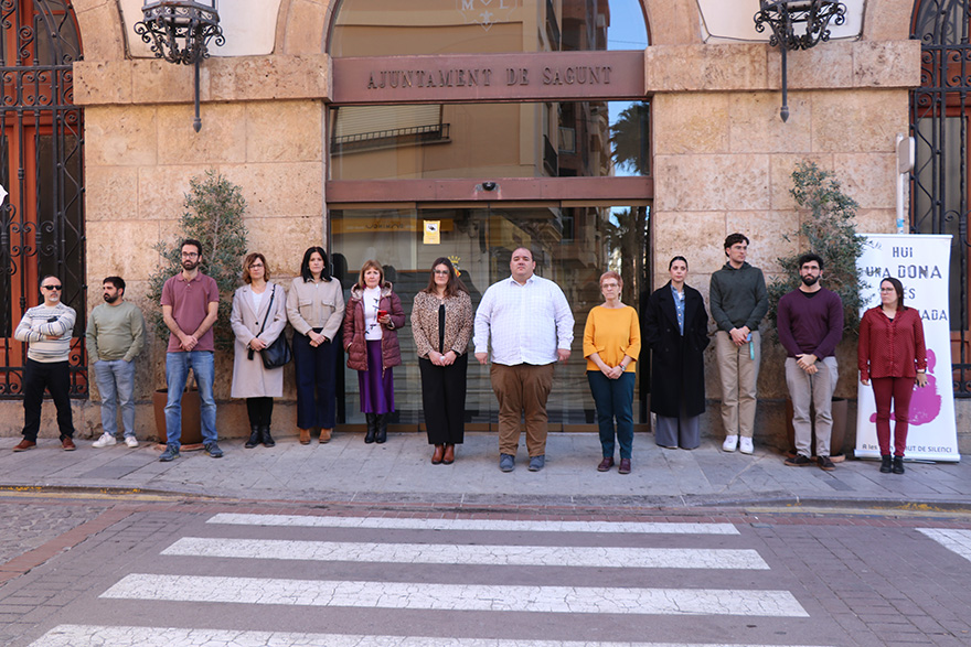 Silencio a las puertas de los edificios municipales por el presunto asesinato machista perpetrado en Benicàssim