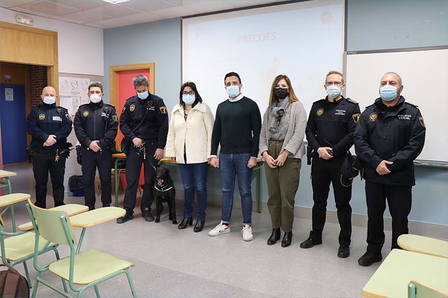 La Policía Local de Sagunto presenta en el IES Camp de Morvedre el proyecto de prevención de consumo de estupefacientes y la Unidad Canina 
