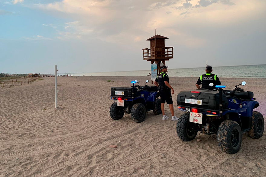 La colaboración entre la Policía Local de Sagunto y la de Canet d’en Berenguer consigue frenar los botellones nocturnos en las playas
