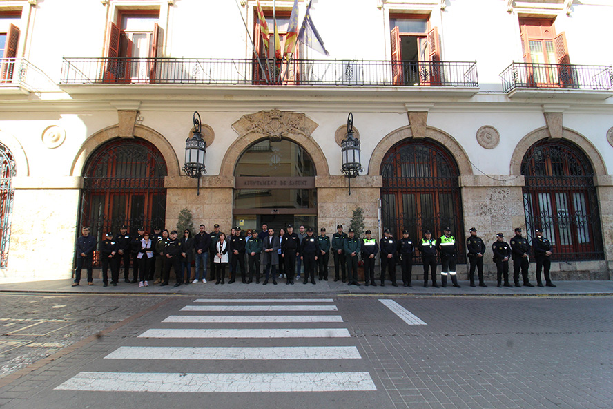 Sagunt guarda un minut de silenci per la mort de dos guàrdies civils a Barbate