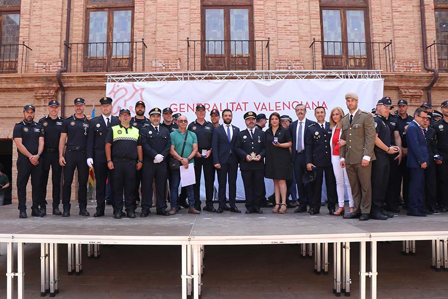 El cuerpo de la Policía Local de Sagunto, la concejala delegada y 24 policías locales de Sagunto han sido condecorados por la Generalitat Valenciana