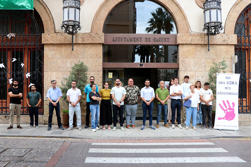 Silenci a les portes dels edificis municipals pels presumptes assassinats masclistes perpetrats a Alacant, Sevilla i Màlaga