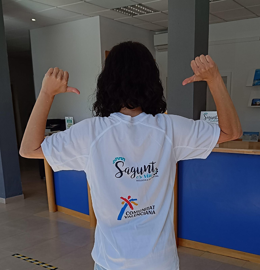 El departamento de Turismo obsequia con camisetas técnicas de Sagunto a deportistas locales