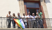 La bandera LGTB+ torna a onejar en la balconada de l'Ajuntament de Sagunt