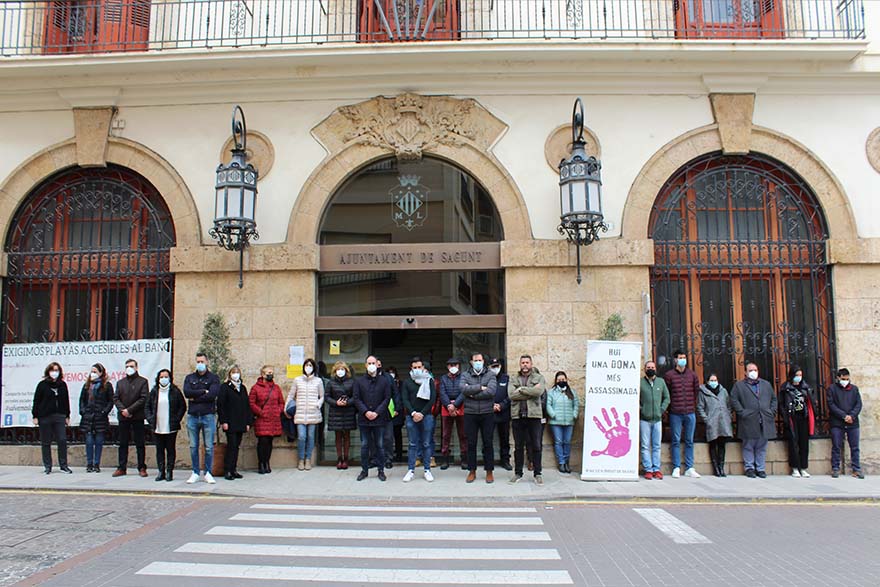 Sagunto guarda un minuto de silencio en señal de condena y repulsa por los presuntos asesinatos machistas perpetrados en Cuenca y Sueca