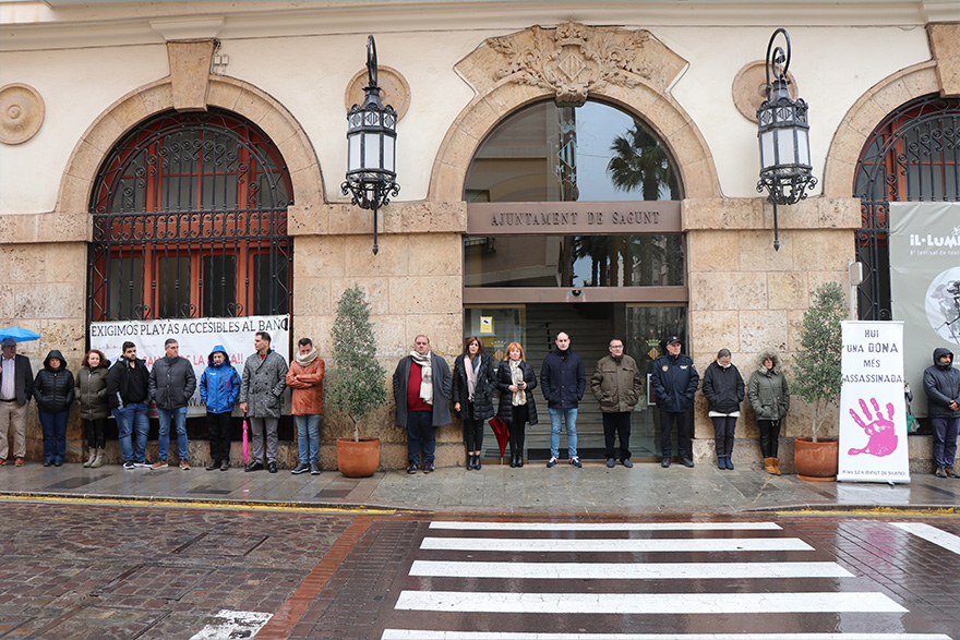 Sagunto guarda un minuto de silencio en señal de condena y repulsa por el presunto asesinato machista perpetrado en Cádiz