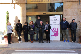 Sagunto guarda un minuto de silencio por el presunto asesinato machista ocurrido en Monzón
