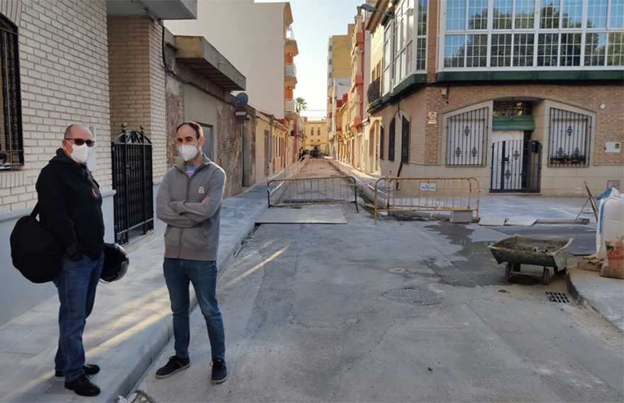 Los concejales de Contratación y de Mantenimiento y Aguas de Sagunto visitan las obras de reurbanización de las calles Espronceda y Nueva