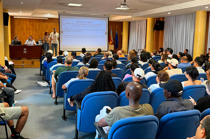 Més de 450 persones assistixen a les sessions informatives sobre la regularització extraordinària oferides per l'Ajuntament de Sagunt