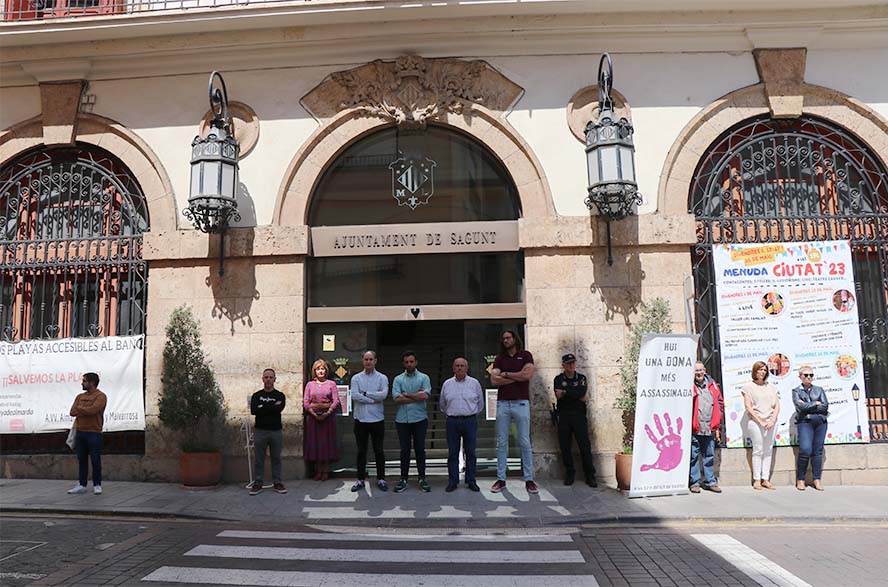 Sagunto guarda un minuto de silencio en señal de condena y repulsa por los presuntos asesinatos machistas perpetrados en Guipúzcoa y Torremolinos