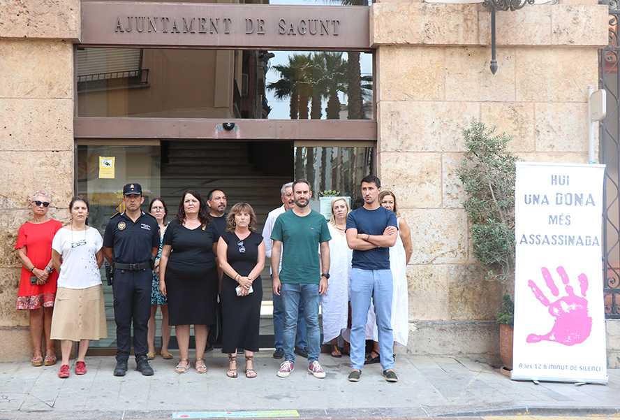Sagunto guarda un minuto de silencio por los presuntos asesinatos machistas ocurridos en Barcelona y Toledo