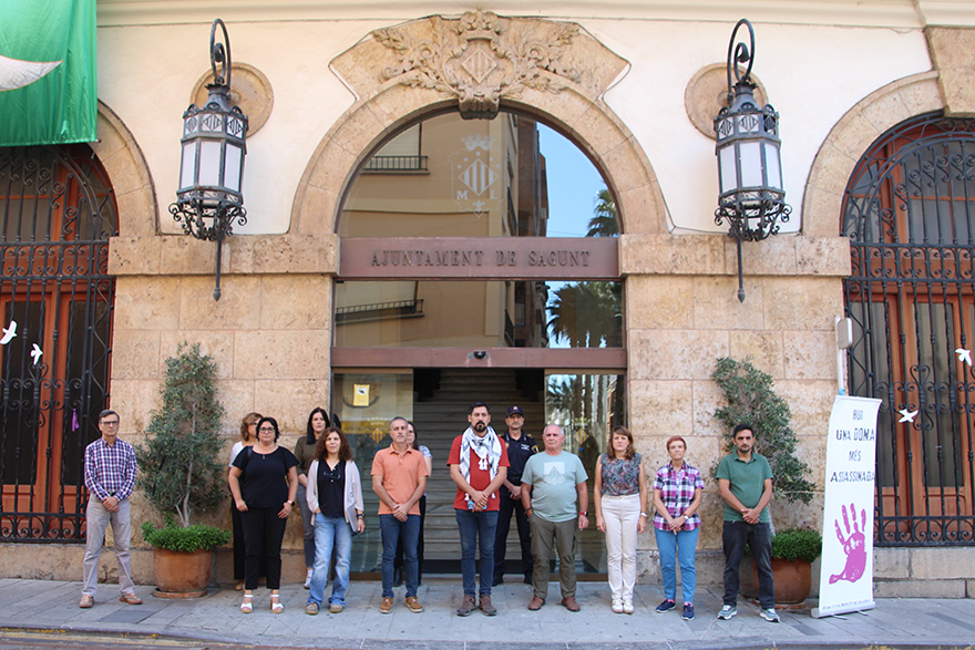 Silencio a las puertas de los edificios municipales por el presunto asesinato machista perpetrado en Sevilla