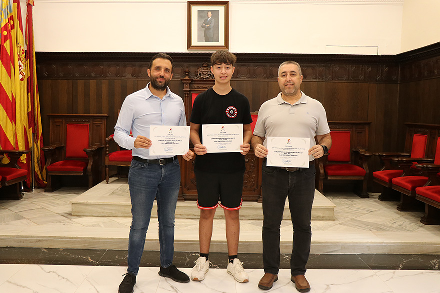 Renzo Sierra rep un homenatge municipal per guanyar tres medalles en el Campionat d'Espanya Pool de Billar sub-17