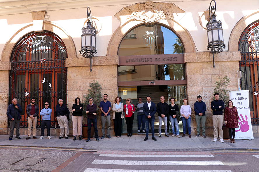Silencio a las puertas de los edificios municipales por el presunto asesinato machista perpetrado en Córdoba