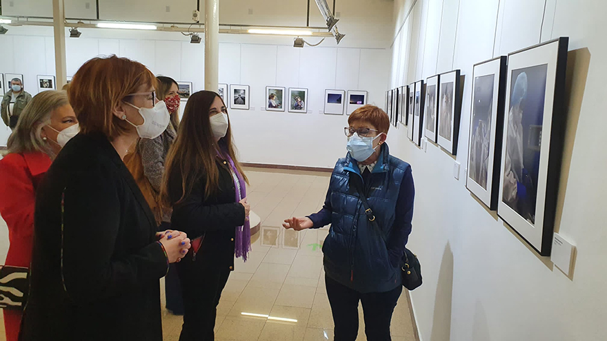 La delegada de Cultura anima a la población a visitar la exposición del Grupo Arse con motivo del 8M 