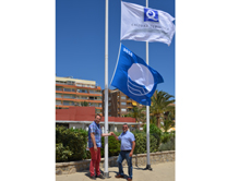 El alcalde de Sagunto y el concejal de Playas izan la bandera azul de la Playa de Puerto de Sagunto
