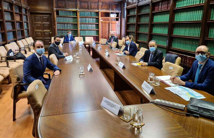El alcalde de Sagunto se reúne con el secretario general de Infraestructuras del Ministerio para tratar la conexión del tren de cercanías a Puerto de Sagunto y el cubrimiento de las vías
