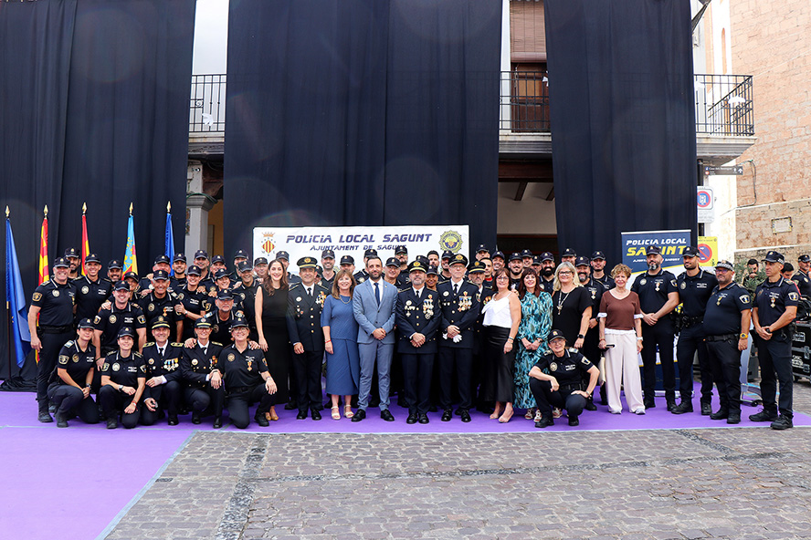 La Policía Local de Sagunto reconoce la labor de más de 50 miembros del cuerpo y dos jubilados