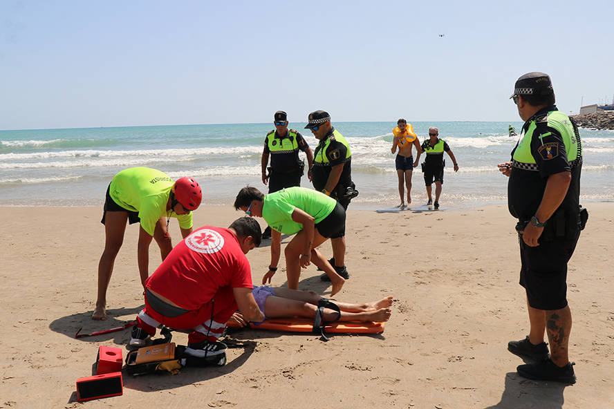 Socorrismo y Salvamento entrena un simulacro de rescate en la playa de Puerto de Sagunto