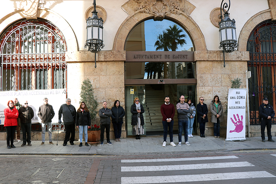 Sagunto guarda un minuto de silencio en señal de condena y repulsa por el presunto asesinato machista en Barcelona
