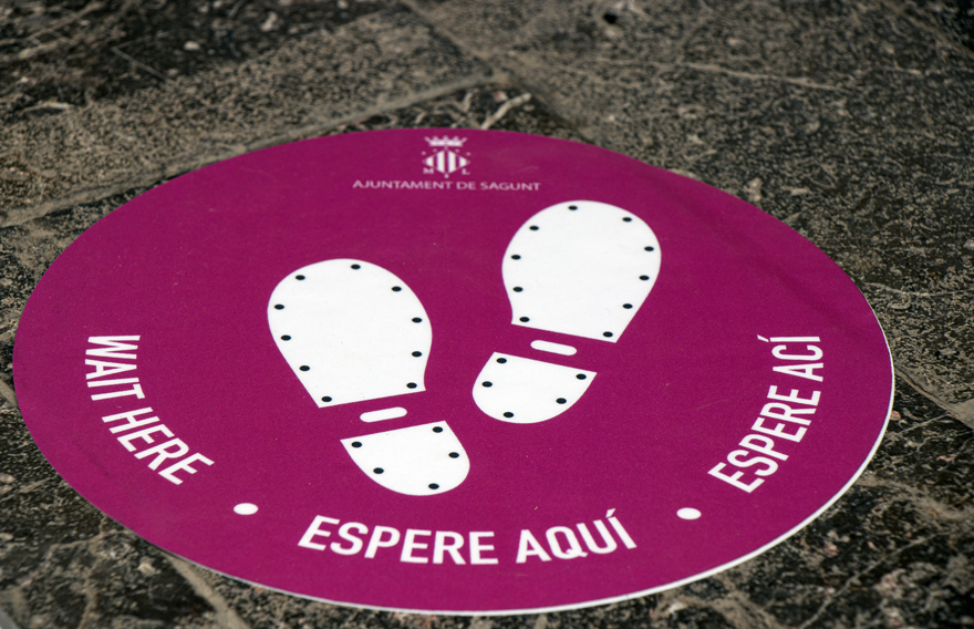 El Ayuntamiento de Sagunto coloca unos vinilos en establecimientos locales para controlar el aforo y asegurar la distancia interpersonal de seguridad