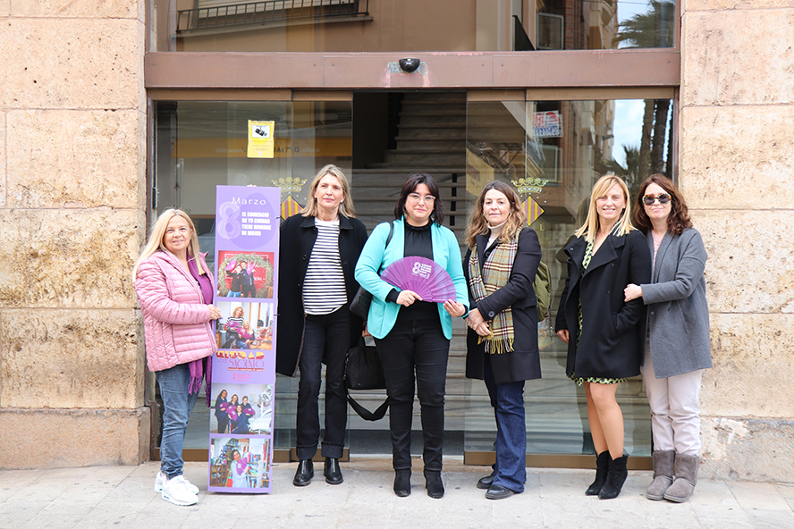 La Asociación de Comerciantes Ciudad de Sagunto se une al 8M con abanicos para sus clientes