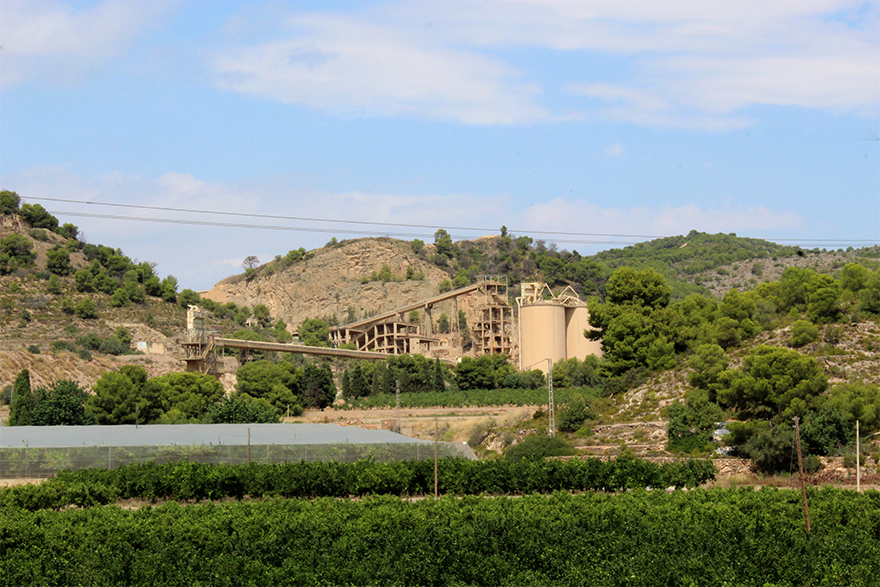 El TSJ-CV no admite el recurso de Lafarge y la sentencia que daba la razón al Ayuntamiento sobre la restauración del perímetro de la cantera Salt del Llop pasa a ser definitivamente firme