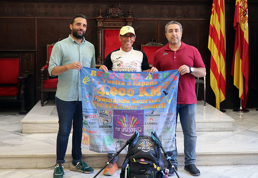 El Ayuntamiento recibe al caminante que está dando la vuelta a España para apoyar a los niños con cáncer