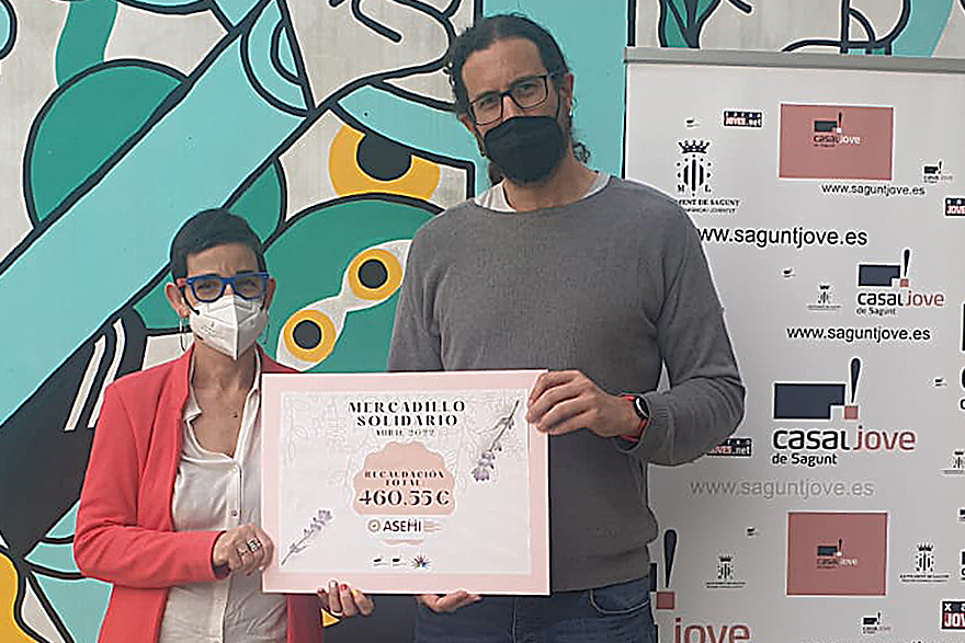 El Mercado Solidario de libros y juegos de mesa de Juventud recauda 460 euros para ASEMI