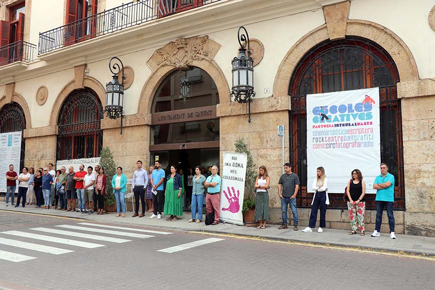Sagunto guarda un minuto de silencio en señal de condena y repulsa por los asesinatos machistas en Alicante, Castellón y Murcia