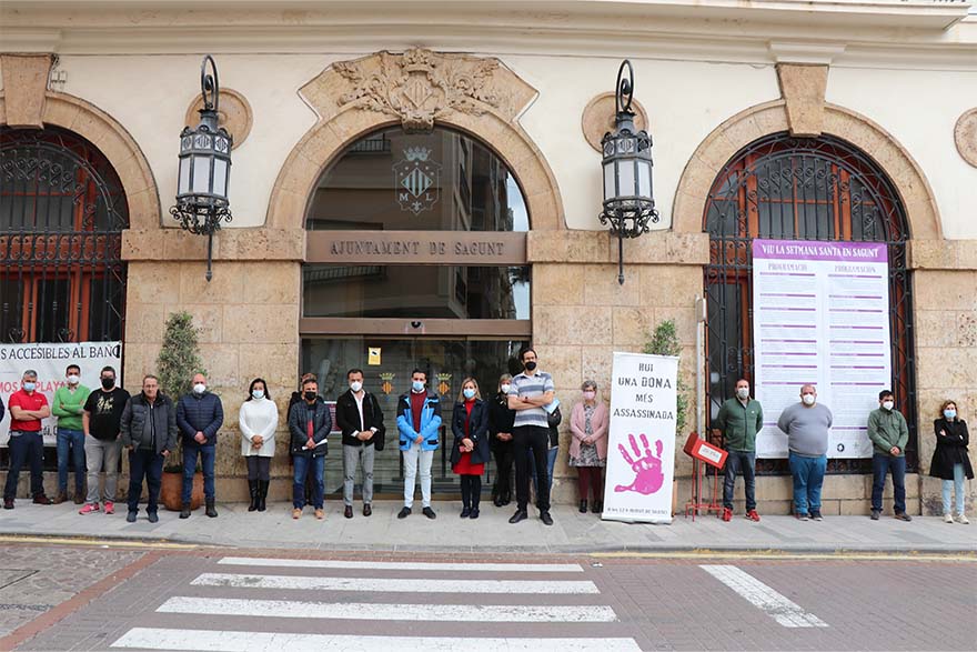 Sagunto guarda un minuto de silencio en señal de condena y repulsa por los presuntos asesinatos machistas perpetrados en Lloret de Mar y Barcelona