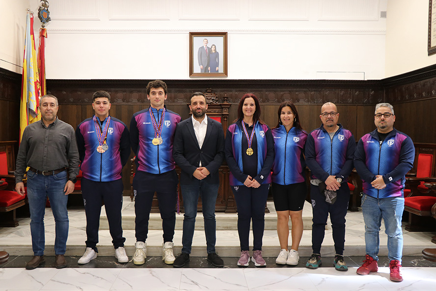 El Club Halterofilia Sagunto recibe el reconocimiento municipal por los recientes éxitos de 7 de sus deportistas